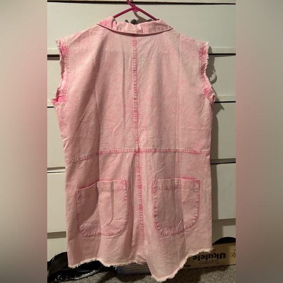 it is a medium but fits like a large - Picture 3 of 3